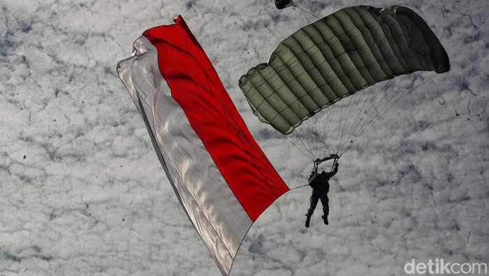 Melihat Atraksi Pesawat dan Pasukan di Gladi Bersih HUT TNI AU Puncak peringatan HUT TNI AU ke-77 akan digelar pada Minggu (9/4/2023) mendatang. Sejumlah prajurit TNI AU gelar gladi bersih di Halim Perdanakusuma.