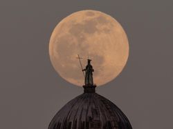 Melihat Fenomena Pink Moon di Langit Penjuru Dunia