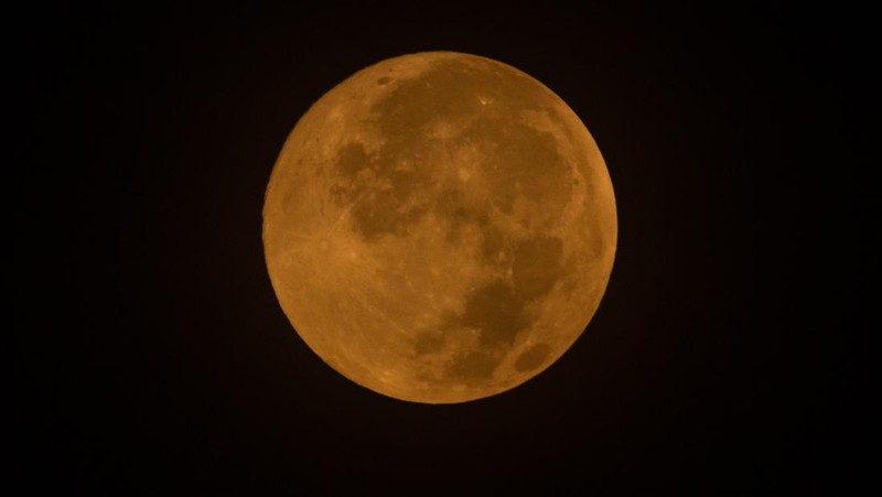 UNGARAN, INDONESIA - APRIL 6: Full Pink Moon shines over the Al-Ikhlas Mosque in Ungaran, Central Java Province, Indonesia, in the early morning of April 6, 2023. (Photo by WF Sihardian/Anadolu Agency via Getty Images)
