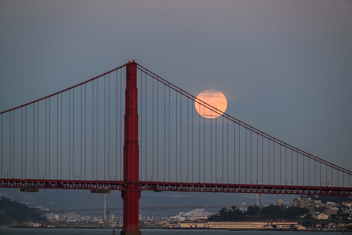 SAN FRANCISCO, CA, UNITED STATES - APRIL 05: Full Pink Moon rises over San Franciscos Golden Gate Bridge as seen from Sausalito in San Francisco, California, United States on April 05, 2023. (Photo by Tayfun Coskun/Anadolu Agency via Getty Images)