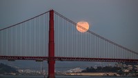 SAN FRANCISCO, CA, UNITED STATES - APRIL 05: Full Pink Moon rises over San Franciscos Golden Gate Bridge as seen from Sausalito in San Francisco, California, United States on April 05, 2023. (Photo by Tayfun Coskun/Anadolu Agency via Getty Images)