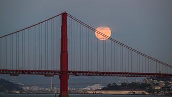 Bulan Purnama Merah Muda terbit di atas Jembatan Golden Gate San Francisco, California, Amerika Serikat, Rabu (5/4/2023). (Tayfun Coskun/Anadolu Agency via Getty Images)  