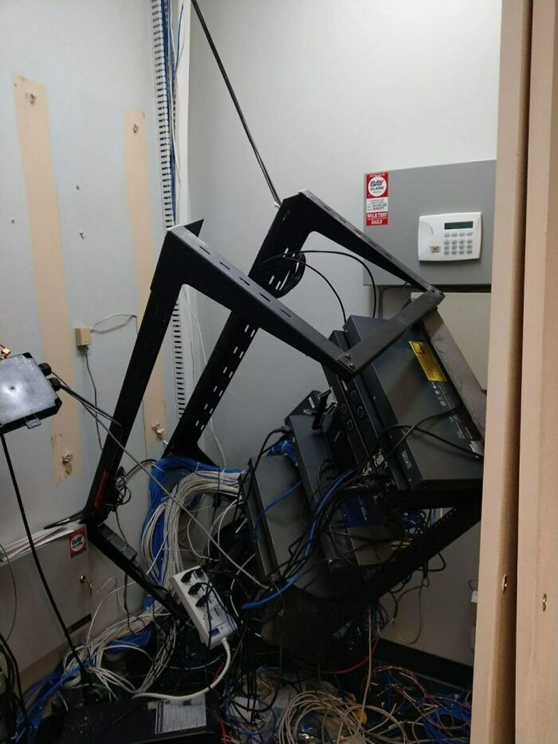 Jangan tunjukkan 10 foto berikut kepada anak IT! Yang ada, mereka bakal pusing setelah melihatnya.