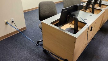 Yo, apa yang sedang dipikirkan ketika mendesain ruangan kerja ini, ya? Foto: Rilough96 via Bored Panda