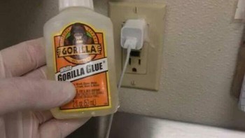 Seseorang menuliskan di Facebook cara dia memastikan kabel charger-nya selalu ada di stop kontak. Pakai lem gorila. Foto: mesdvdna via Bored Panda