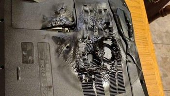 Salah seorang pelanggan lupa bahwa kompor elektriknya masih menyala ketika meletakkan laptop di atasnya. Foto: SomeOtherLlama via Bored Panda