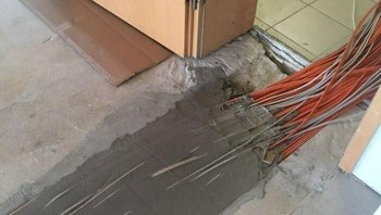 Bayangin, kalau butuh mengganti kabel atau menambahkannya. Harus dibongkar dulu? Foto: aquaritis via Bored Panda