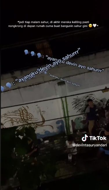 Memmberikan makanan untuk orang yang membangunkan sahur