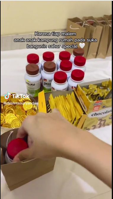 Memmberikan makanan untuk orang yang membangunkan sahur