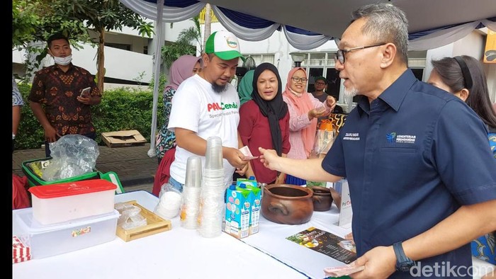 Mendag Zulkifli Hasan (Zulhas) bagi-bagi THR