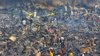 Sebagian besar toko, yang stoknya penuh menjelang hari raya Idul Fitri akhir bulan ini, habis terbakar.