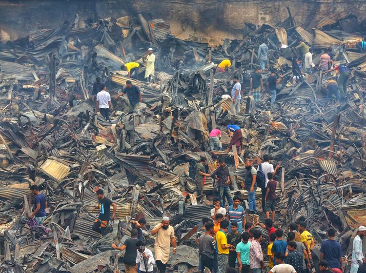Mengais Sisa-sisa di Puing Kebakaran Pasar Baju Murah Bangladesh