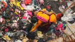 Mengais Sisa-sisa di Puing Kebakaran Pasar Baju Murah Bangladesh