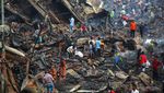 Mengais Sisa-sisa di Puing Kebakaran Pasar Baju Murah Bangladesh