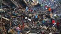 Diketahui, Pasar Bangabazar adalah salah satu tempat perbelanjaan terbesar di ibu kota Dhaka untuk pakaian murah.