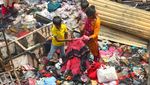 Mengais Sisa-sisa di Puing Kebakaran Pasar Baju Murah Bangladesh
