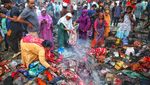 Mengais Sisa-sisa di Puing Kebakaran Pasar Baju Murah Bangladesh