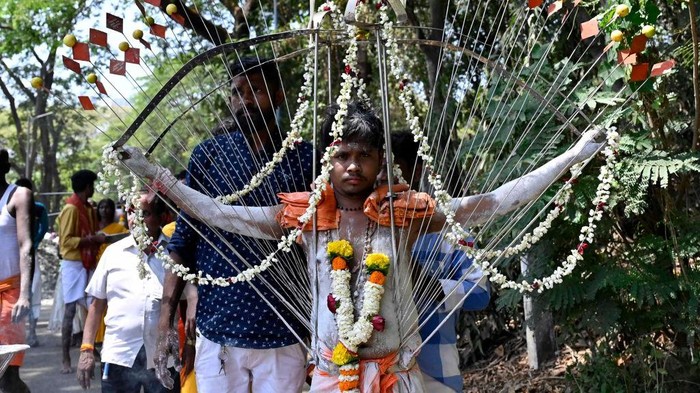 Mengerikan! Begini Prosesi Festival Keagamaan Panguni Uthiram di Mumbai Panguni Uthiram yakni festival keagamaan dalam merayakan ulang athun dewa Marugan. Prosesi yang dilakukan dalam festival ini cukup mengerikan.