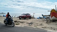 Ada beberapa rute jalan yang dapat digunakan untuk sampai di Pantai Santolo Garut Jawa Barat, di antaranya adalah jalur pertama melalui terminal Garut dilanjutkan ke Santolo. 
