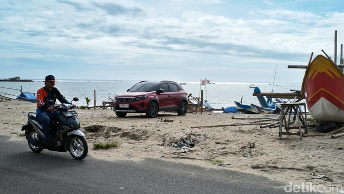 Menyapa Pasir Putih Pantai Santolo Garut Pantai Santolo di Garut, Jawa Barat menawarkan keasyikan alam yang berbeda. Terlihat otentik dan apa adanya. Ini fotonya.