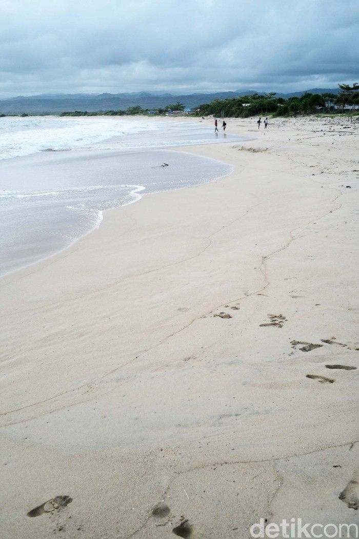 Menyapa Pasir Putih Pantai Santolo Garut Pantai Santolo di Garut, Jawa Barat menawarkan keasyikan alam yang berbeda. Terlihat otentik dan apa adanya. Ini fotonya.