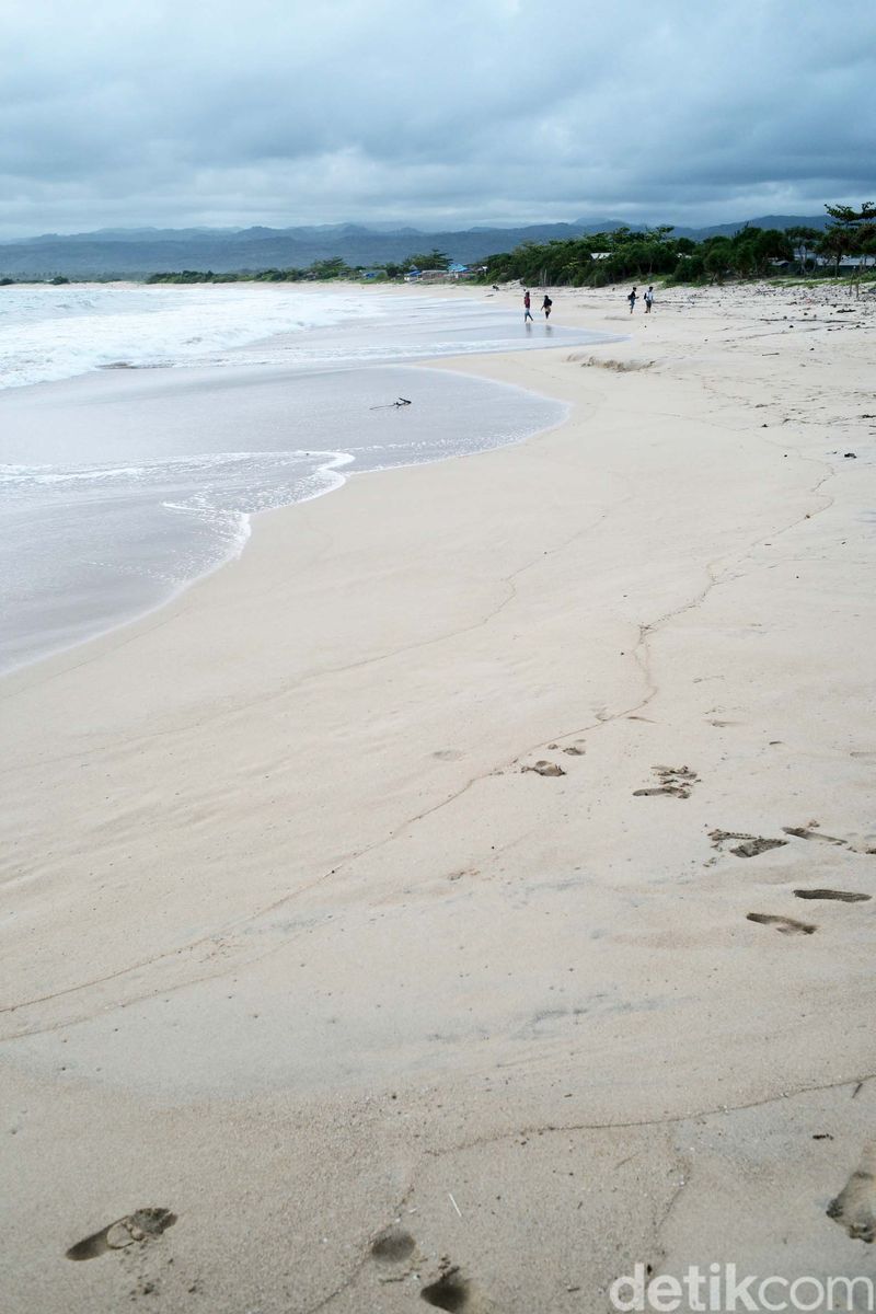 Pantai Santolo di Garut, Jawa Barat menawarkan keasyikan alam yang berbeda. Terlihat otentik dan apa adanya. Ini fotonya.