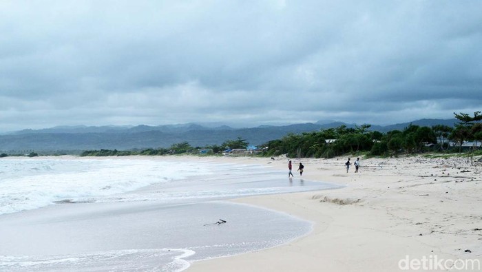 Pantai Santolo di Garut, Jawa Barat menawarkan keasyikan alam yang berbeda. Terlihat otentik dan apa adanya. Ini fotonya.