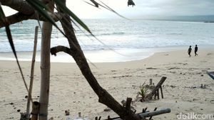 Menyapa Pasir Putih Pantai Santolo Garut