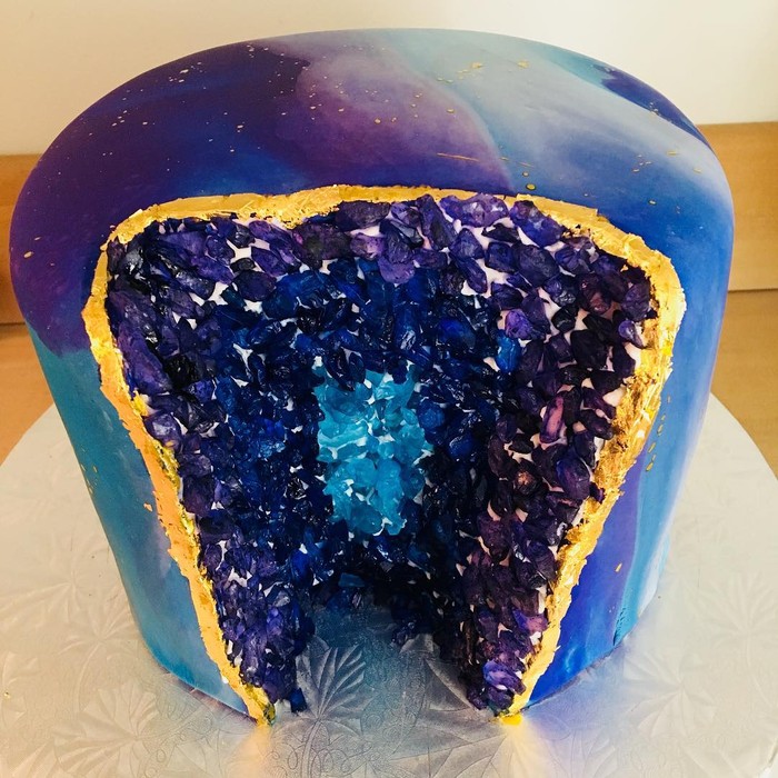 Mirip Kristal dan Permata, Ini Tampilan βGeode Cakeβ yang Cantik Mirip Kristal dan Permata, Ini Tampilan βGeode Cakeβ yang Cantik