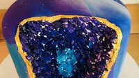 Tren kue geode sebenarnya sudah ada sejak pertengahan 2016 lalu. Namun, kini popularitasnya meningkat, setelah banyak orang yang mengunggah foto kue geode yang indah. Foto: Pool/Instagram