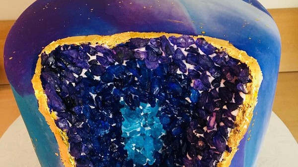 Mirip Kristal dan Permata, Ini Tampilan Geode Cake yang Cantik