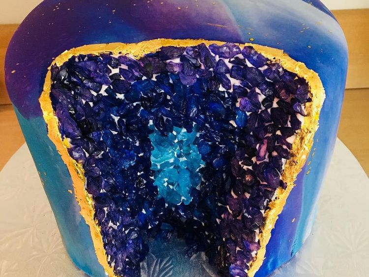 Mirip Kristal dan Permata, Ini Tampilan Geode Cake yang Cantik