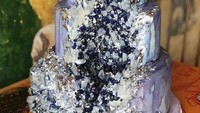 Untuk membuat lapisan geode yang terlihat bergradasi, biasanya pembuat kue menggunakan lebih dari satu jenis rock candy yang berbeda. Ukurannya juga dibentuk, sehingga mirip seperti bongkahan batu kristal yang tak beraturan. Foto: Pool/Instagram