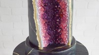 Warna rock candy, dibuat semirip mungkin seperti batu geode aslinya. Rock candy biasanya diwarnai, dengan pewarna makanan menggunakan metode teknik airbrush. Foto: Pool/Instagram