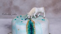 Dibutuhkan keterampilan khusus untuk membuat geode cake, karena kue ini mirip seperti uji coba ilimiah yang cukup rumit dan membutuhkan detail selama prosesnya. Foto: Pool/Instagram