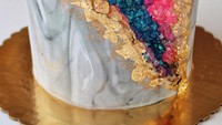 Kalau geode cake yang ini terbuat dari tiga lapisan rock candy yang berbeda. Tinta emas dan perak yang bisa dimakan ini, diwarnai menggunakan teknik airbrush yang keren. Foto: Pool/Instagram