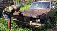 Pengamatan detikJabar, sisa bangunan pondasi masih ada, sebuah mobil kuno enam pintu masih terparkir di lokasi tersebut. Mobilnya dulu bagus, sekarang ya dibiarkan kepanasan kehujanan akhirnya begini. Hancur dan karatan, ujar Ketua RT setempat Yatno.