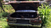 Bagian dalam mobil limosin milik Puryanto yang juga tak rusak dan tak terurus.