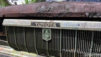 Bagian depan mobil mewah milik Paryanto yang kini telah usang dan penuh karat.