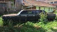 Mobil enam pintu tersebut teronggok begitu saja di antara semak belukar.