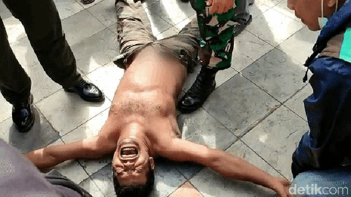 Mobil Mitsubishi Pajero terlibat tabrakan dengan dua mobil lain di Jalan Margonda, Depok, Jabar. Pengemudi Pajero berinisial IE itu sempat diamankan warga. (Rizky AM/detikcom)