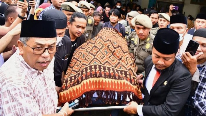 Momen Ilham Arief Sirajuddin (IAS) bersama Wabup Luwu Syukur Bijak dan momen saat melayat almarhum Syukur Bijak.