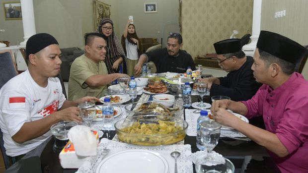 Momen Ilham Arief Sirajuddin (IAS) bersama Wabup Luwu Syukur Bijak dan momen saat melayat almarhum Syukur Bijak.