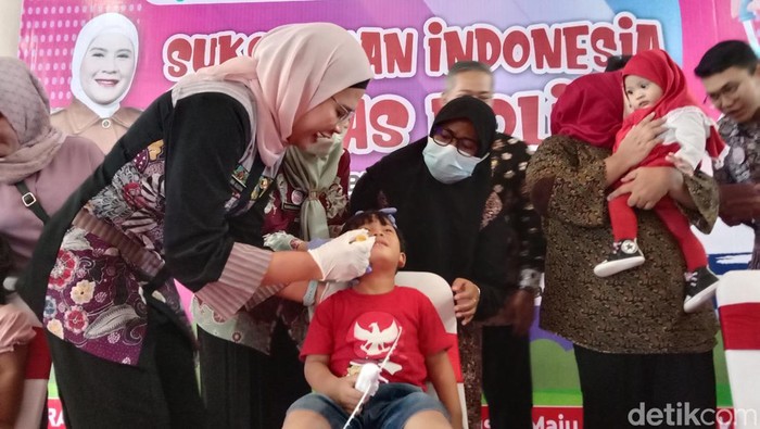 Nina Agustina memberikan tetes imunisasi polio kepada anak di Pendopo Indramayu