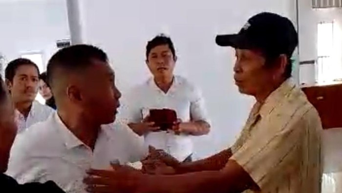 Oknum Kabid Disdikbud Kolaka Timur (kiri) saat dilerai staf lainnya.