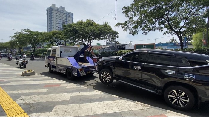 Pajero Tabrak Mobil di Jalan Margonda Depok Digerek, Lalin Lancar