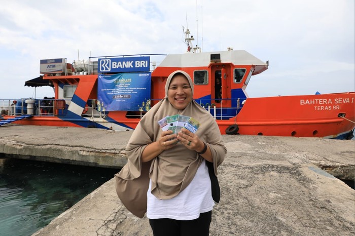 Pakai Teras Kapal, BRI Layani Penukaran Uang di Kepulauan Seribu