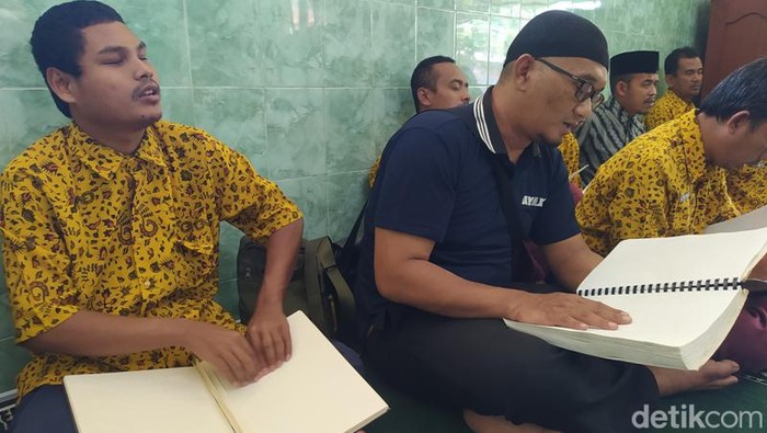 Para disabilitas netra melakukan tadarus dengan membaca Quran braille di Temanggung, Kamis (6/4/2023).