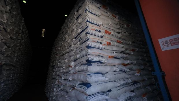 Para pekerja sedang mengangkat beras di Gudang Bulog Kelapa Gading Jakarta. (Dok. Bulog)