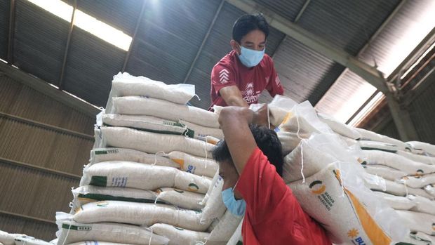 Para pekerja sedang mengangkat beras di Gudang Bulog Kelapa Gading Jakarta. (Dok. Bulog)